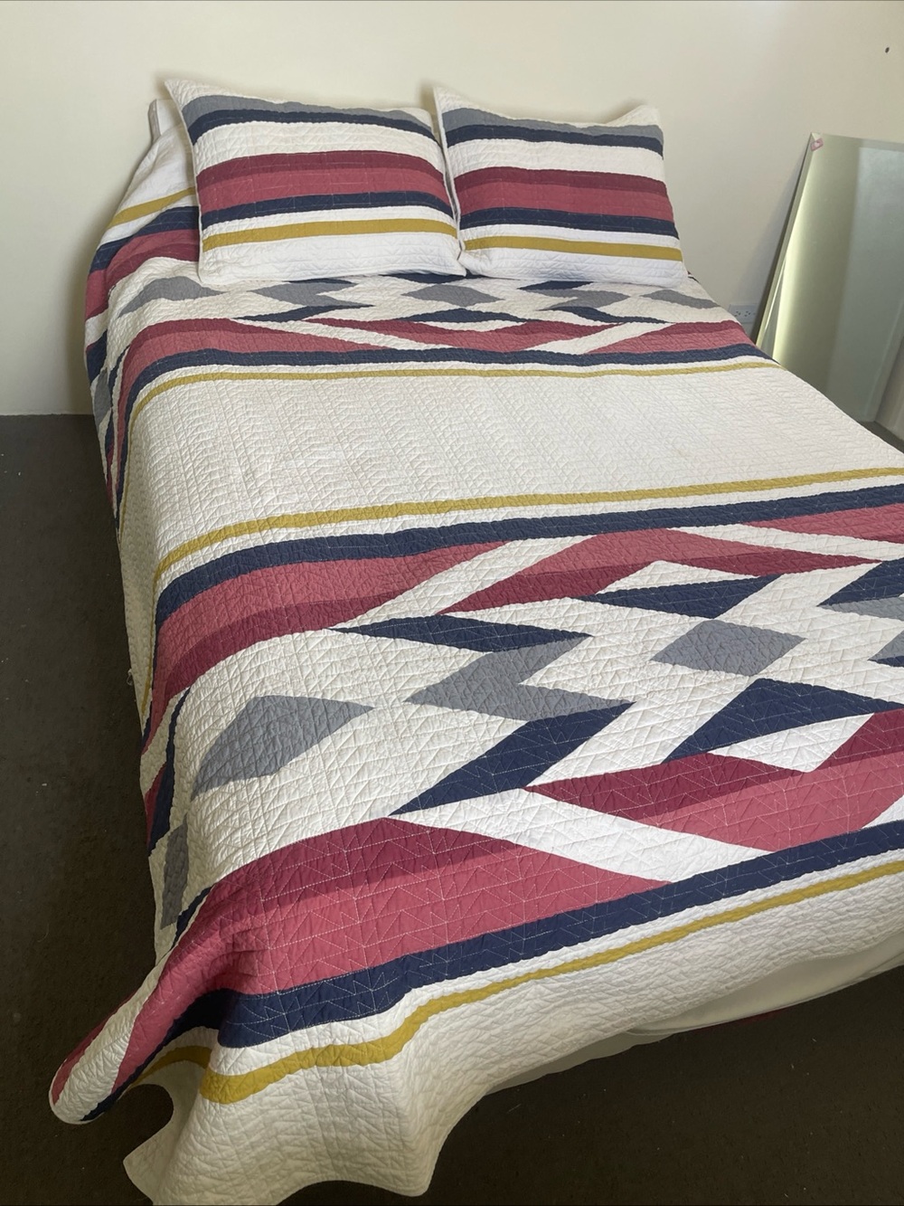 Quilted Geometric western Stripe Bedspread in White, Navy & Rose